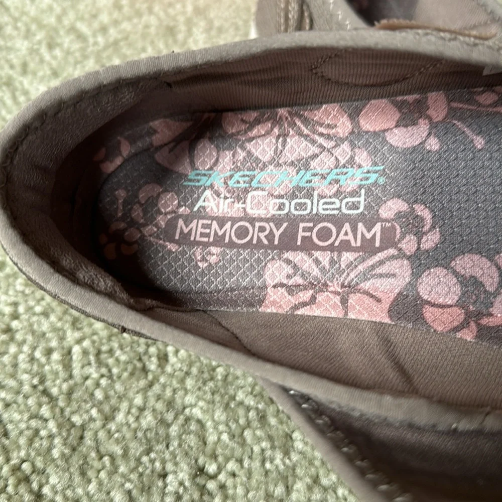 Women’s Skechers shoes. Taupe. Size 7 - Picture 6 of 7
